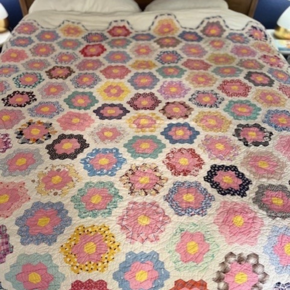 Perfect Antique Grandmother's Garden Quilt - Picture 5 of 9